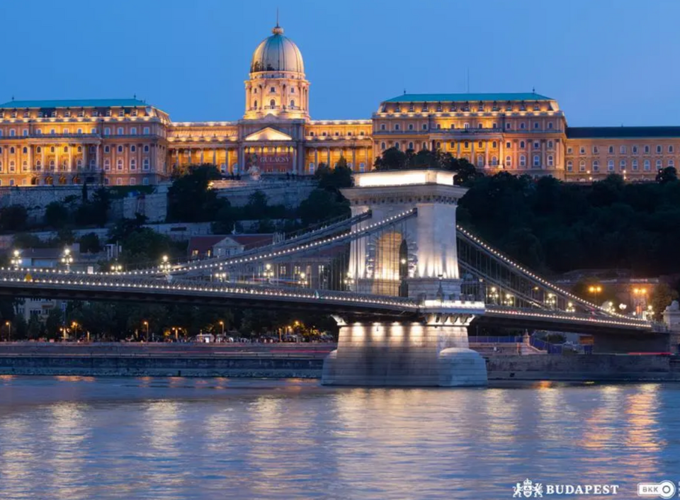 Read more about the article Daily News Hungary: Renewed Budapest Chain Bridge in Decorative Lighting