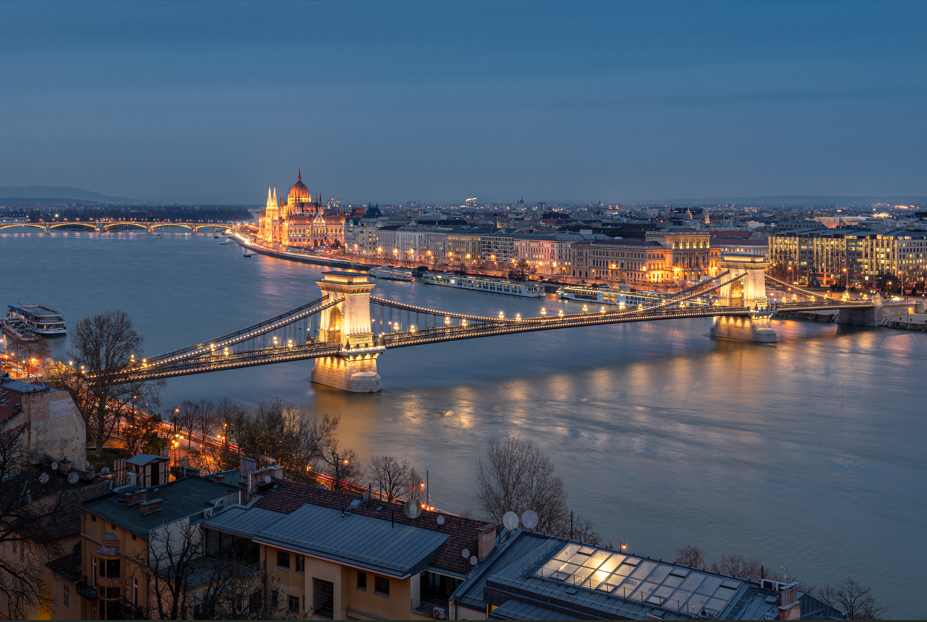 Read more about the article Pharos Chosen to Illuminate Famous Budapest Chain Bridge