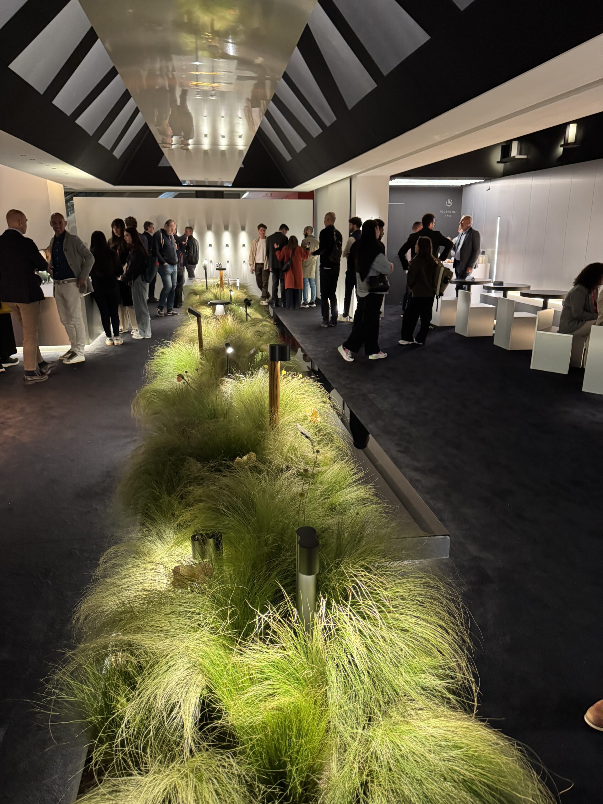 Read more about the article Luce&Light Exhibits Teak Posts and Framing Projectors at Euroluce