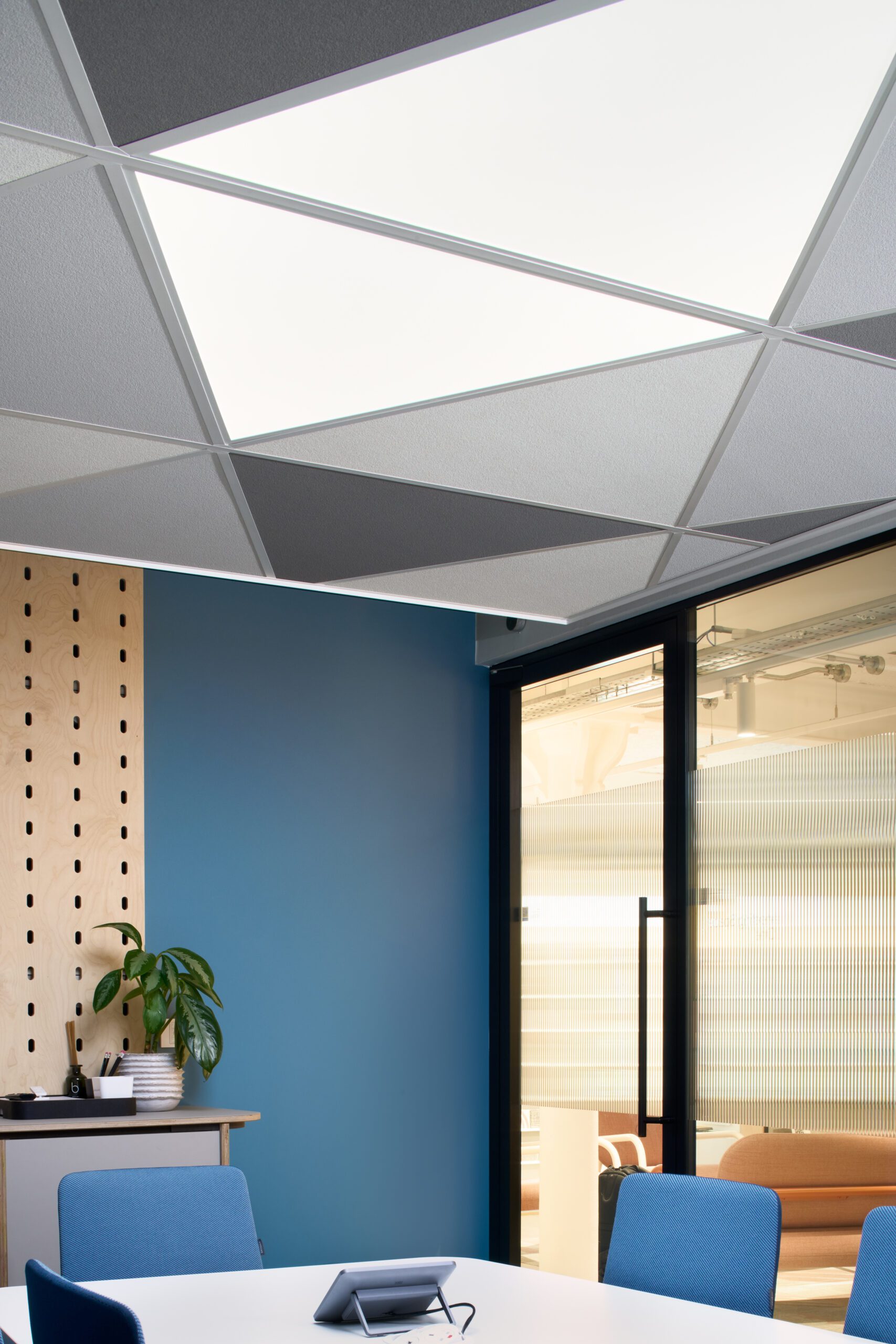 Read more about the article Bespoke Ceiling Lighting Solution Transforms Material Source Studio