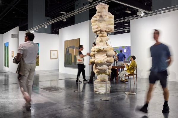 ERCO becomes official lighting partner of Art Basel: The new lighting infrastructure was specifically developed for the requirements of international art fairs – combining high lighting quality, flexible light distributions, and global scalability. © Courtesy Art Basel